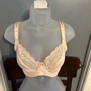 Le Mystere Lace Trim Bra in Cream